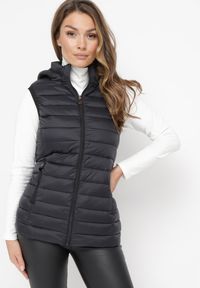 Born2be - Czarna Pikowana Kamizelka z Kieszeniami na Suwaki i Kapturem Lunevc. Kolor: czarny #1
