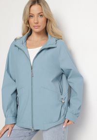 Born2be - Niebieska Kurtka Parka o Pudełkowym Kroju ze Ściągaczem w Talii i Kapturem Sesoliena. Okazja: na spacer, na co dzień. Kolor: niebieski. Materiał: jeans. Długość rękawa: długi rękaw. Długość: długie. Styl: casual, elegancki #1