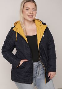 Born2be - Żółto-Granatowa Przejściowa Kurtka Dwustronna Parka z Pikowaniem i Kapturem Tidare. Okazja: na spacer, na co dzień. Kolekcja: plus size. Kolor: żółty. Materiał: poliester, jeans. Styl: casual, sportowy #8