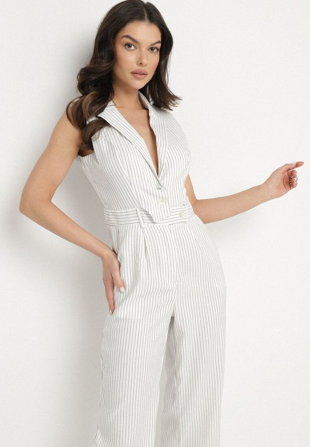 Born2be - Biały Kombinezon w Garniturowym Stylu w Drobne Paski Sarisse. Okazja: na co dzień, na spacer. Kolor: biały. Wzór: paski. Styl: casual, elegancki, klasyczny