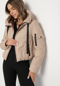 Born2be - Złoto-Beżowa Pikowana Kurtka z Kapturem o Klasycznym Kroju Tulasia. Okazja: na co dzień. Typ kołnierza: kaptur. Kolor: złoty. Materiał: jeans. Styl: klasyczny