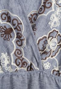 Born2be - Niebieska Kopertowa Sukienka z Wiskozy Zdobiona Haftem i Wiązanym Paskiem Tasenea. Okazja: na co dzień. Kolekcja: plus size. Kolor: niebieski. Materiał: wiskoza. Wzór: aplikacja, haft. Sezon: lato. Typ sukienki: kopertowe. Styl: elegancki, casual, boho #2