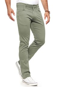 Wrangler - WRANGLER SPODNIE MĘSKIE GREENSBORO DUSTY GREEN W15QSM22A. Materiał: materiał #4