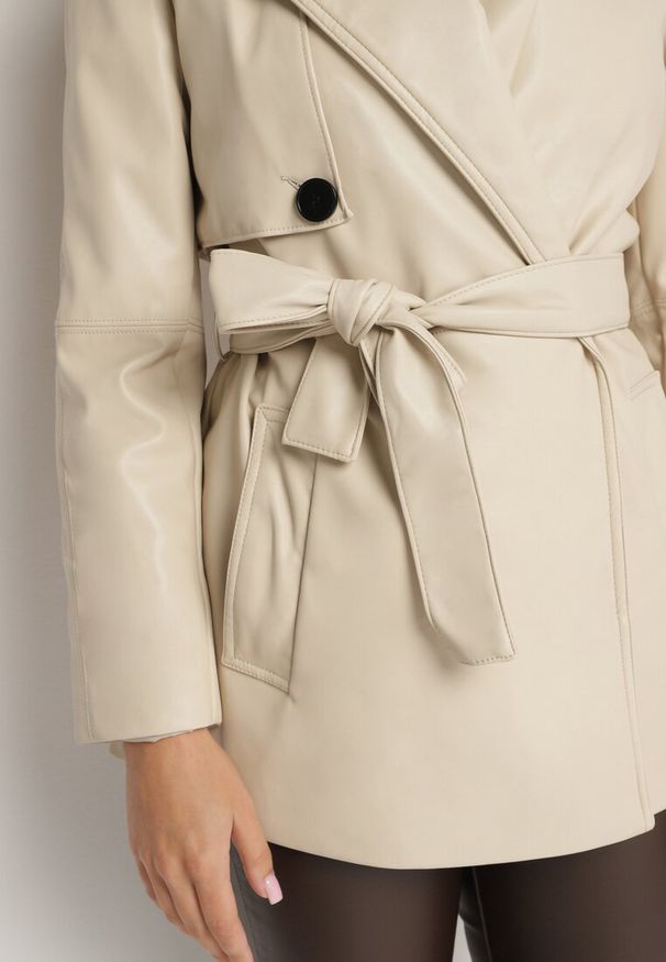 Born2be - Jasnobeżowa Kurtka Płaszcz z Ekoskóry Taliowana z Paskiem Pilvia. Kolor: beżowy
