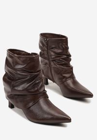 Born2be - Brązowe Marszczone Botki na Obcasie Typu Kaczuszka z Wywiniętą Cholewką Vilsara. Okazja: na co dzień. Kolor: brązowy. Materiał: jeans. Szerokość cholewki: normalna. Sezon: jesień. Obcas: na obcasie. Styl: casual. Wysokość obcasa: średni #5