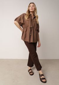 Born2be - Brązowa Nietoperzowa Koszula Safari z Lnem i Wiskozą ze Ściągaczem w Pasie Mezriss. Okazja: na co dzień, do pracy, na spotkanie biznesowe. Kolor: brązowy. Materiał: wiskoza, len. Styl: casual, biznesowy #6
