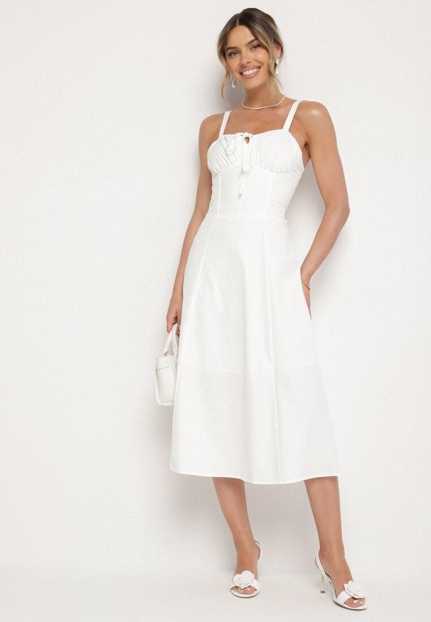 Born2be - Biała Rozkloszowana Gorsetowa Sukienka Vices Ozdobiona Wiązaniem Ralethea. Typ kołnierza: dekolt gorset. Kolor: biały. Długość rękawa: na ramiączkach. Wzór: aplikacja. Typ sukienki: gorsetowe. Styl: elegancki