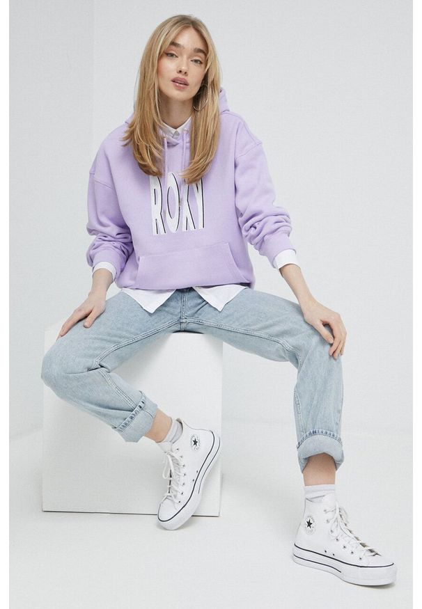 Roxy bluza damska kolor fioletowy z kapturem z nadrukiem. Typ kołnierza: kaptur. Kolor: fioletowy. Długość rękawa: długi rękaw. Długość: długie. Wzór: nadruk