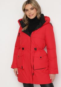 Born2be - Czerwona Kurtka Parka z Kapturem Kieszeniami i Ściągaczem w Talii Ravissia. Okazja: na co dzień, na spacer. Typ kołnierza: kaptur. Kolor: czerwony. Materiał: jeans. Styl: casual, elegancki, klasyczny #1