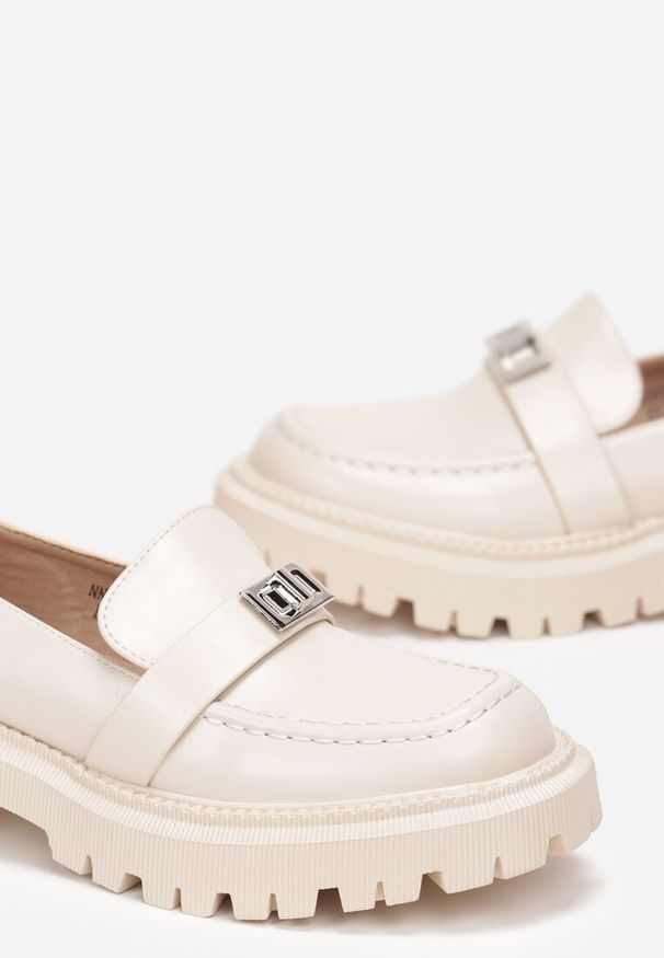 Born2be - Beżowe Mokasyny na Grubej Podeszwie z Metalową Klamerką Shetho. Zapięcie: bez zapięcia. Kolor: beżowy. Szerokość cholewki: normalna. Wzór: jednolity