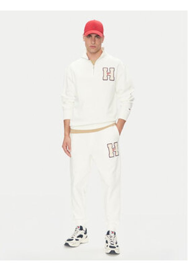 Tommy Jeans Spodnie dresowe Towel Patch DM0DM21277 Écru Regular Fit. Materiał: bawełna