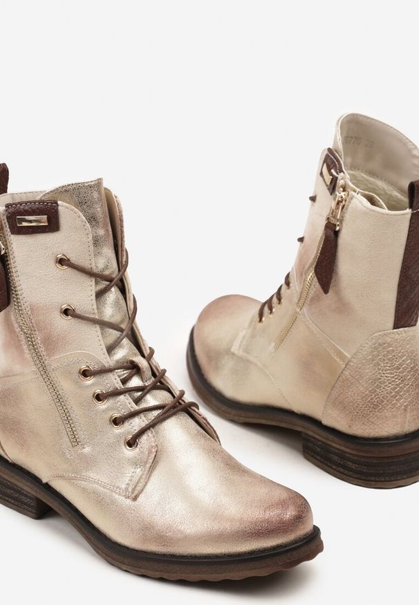 Renee - Złote Botki w Stylu Vintage ze Sznurowaniem Vemlora. Okazja: na co dzień. Zapięcie: zamek. Kolor: złoty. Materiał: jeans, skóra. Wzór: aplikacja. Styl: vintage