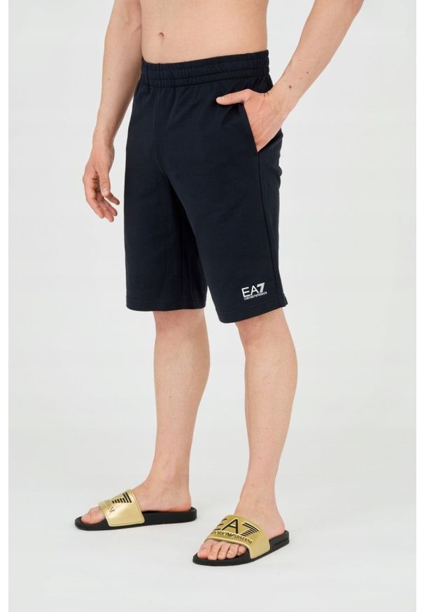 EA7 Emporio Armani - EA7 Granatowe shorty męskie z białym logo. Kolor: niebieski. Materiał: bawełna. Długość: krótkie