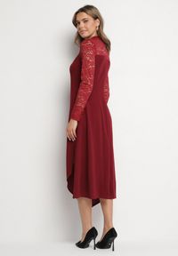Born2be - Bordowa Rozkloszowana Sukienka z Koronką i Stójką Edanith. Okazja: na co dzień. Typ kołnierza: kołnierzyk stójkowy. Kolor: czerwony. Materiał: koronka. Długość rękawa: długi rękaw. Wzór: koronka. Typ sukienki: proste. Styl: casual, wizytowy #7
