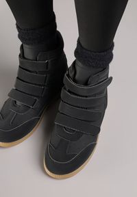 Born2be - Czarne Sneakersy na Ukrytym Koturnie Farnella. Okazja: na co dzień. Zapięcie: rzepy. Kolor: czarny. Materiał: jeans. Obcas: na koturnie