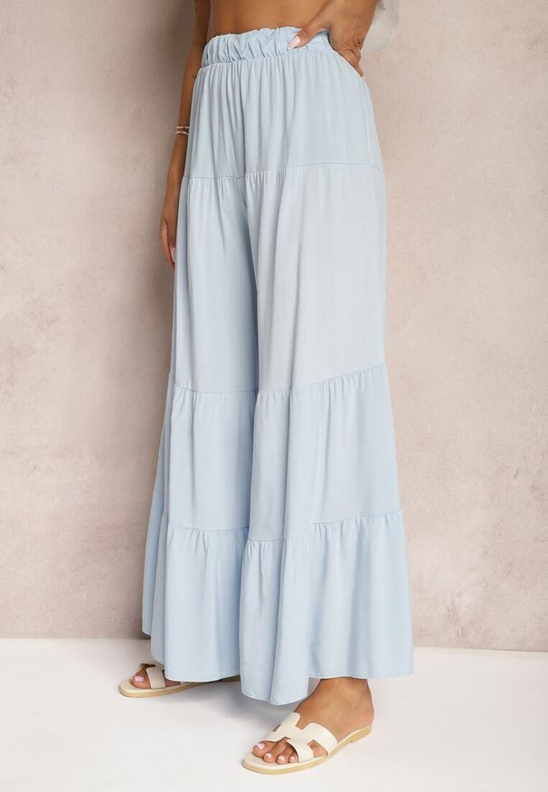Renee - Jasnoniebieskie Spodnie z Szerokimi Nogawkami Palazzo z Falbankami i Gumką w Pasie Dimlin. Okazja: do pracy, na spotkanie biznesowe. Kolor: niebieski. Materiał: materiał. Wzór: aplikacja. Styl: elegancki, biznesowy