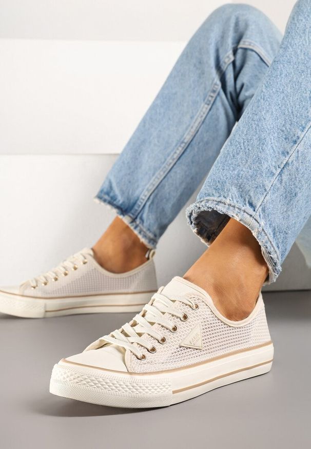 Renee - Beżowe Szydełkowe Trampki o Klasycznym Fasonie Vovessa. Okazja: na co dzień. Kolor: beżowy. Materiał: jeans. Szerokość cholewki: normalna. Styl: klasyczny
