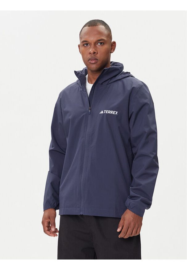 Adidas - adidas Kurtka przeciwdeszczowa Multi Essentials 2L Rain JY0477 Granatowy Regular Fit. Kolor: niebieski. Materiał: syntetyk