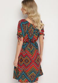 Born2be - Czerwona Bawełniana Sukienka w Etno Wzór z Wiązanym Paskiem w Talii Tosmera. Okazja: na co dzień. Kolor: czerwony. Materiał: bawełna. Styl: etno #3