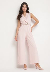 Born2be - Różowy Taliowany Kombinezon Ozdobiony Paskiem z Klamrą Tilferia. Kolor: różowy. Wzór: aplikacja. Styl: elegancki, klasyczny #5