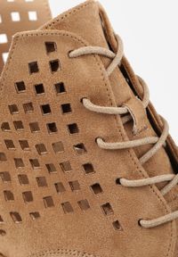 Renee - Ciemnobeżowe Sznurowane Botki Vices ze Skórzaną Wkładką i Ażurową Cholewką za Kostkę i Wycięciem Tlixa. Okazja: na co dzień. Wysokość cholewki: za kostkę. Kolor: beżowy. Materiał: skóra. Szerokość cholewki: normalna. Wzór: ażurowy. Styl: casual #7