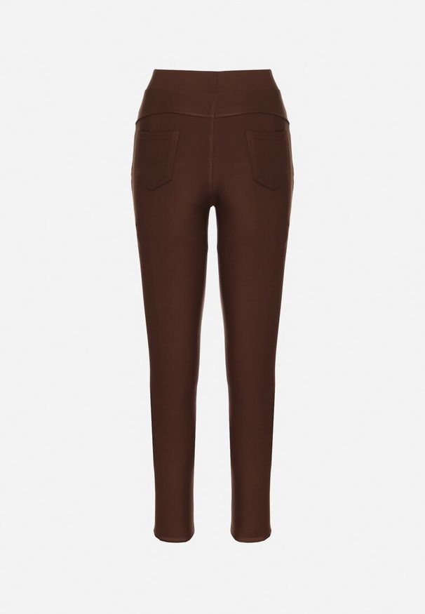 Born2be - Brązowe Spodnie o Dopasowanym Kroju z Gumką w Talii i Kieszeniami Rizenna. Okazja: na co dzień. Kolor: brązowy. Styl: casual, klasyczny, elegancki