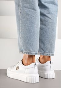 Born2be - Białe Skórzane Sneakersy na Grubej Podeszwie z Metaliczną Aplikacją Dolarisa. Okazja: na co dzień. Kolor: biały. Materiał: skóra. Wzór: aplikacja #6