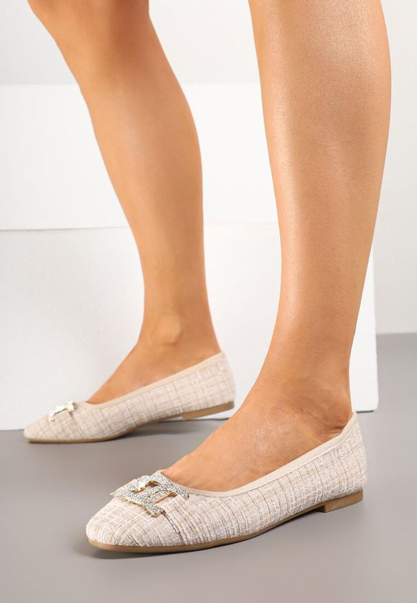 Renee - Beżowe Balerinki Tweedowe Ozdobione Cyrkoniami Nuritta. Okazja: na co dzień. Kolor: beżowy. Materiał: jeans. Wzór: aplikacja. Obcas: na obcasie. Styl: elegancki, casual. Wysokość obcasa: niski