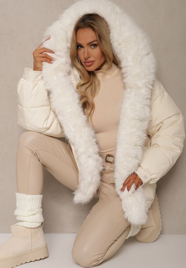 Renee - Jasnobeżowa Kurtka Pikowana z Kapturem i Odpinanymi Futerkowymi Wstawkami Izafera. Okazja: na co dzień. Typ kołnierza: kaptur. Kolor: beżowy. Materiał: jeans. Styl: elegancki, casual