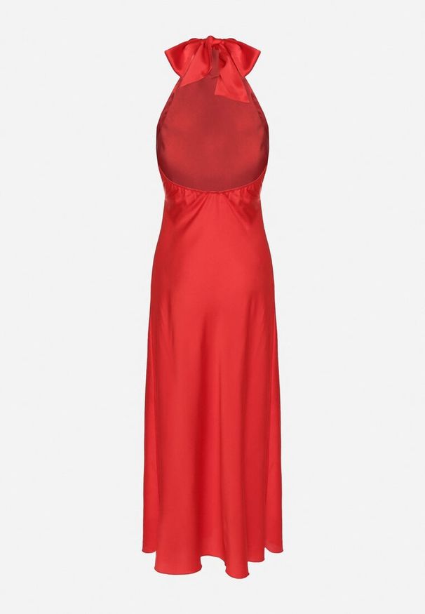 Born2be - Czerwona Satynowa Sukienka Koktajlowa z Dekoltem Halter Annela. Okazja: na co dzień, na imprezę. Typ kołnierza: dekolt halter. Kolor: czerwony. Materiał: satyna. Długość rękawa: bez rękawów. Sezon: lato. Styl: wizytowy