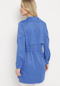 Born2be - Granatowa Kurtka Parka z Klasycznym Kołnierzem Ściągana w Pasie Troczkiem Revapia. Okazja: na randkę, na spacer, do pracy. Kolor: niebieski. Styl: klasyczny #4