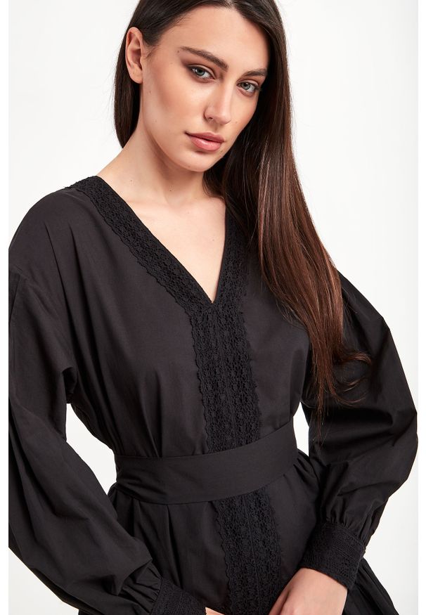 Twinset Milano - Sukienka TWINSET. Materiał: koronka. Długość rękawa: długi rękaw. Wzór: koronka
