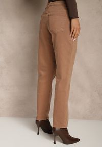Renee - Brązowe Jeansy Mom Fit High Waist Kasena. Okazja: na co dzień. Stan: podwyższony. Kolor: brązowy. Styl: klasyczny, casual #4