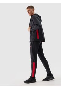 4f - Spodnie treningowe szybkoschnące męskie - głęboka czerń. Kolor: czarny. Materiał: syntetyk, elastan, materiał, włókno, dzianina, skóra. Wzór: ze splotem. Sport: fitness