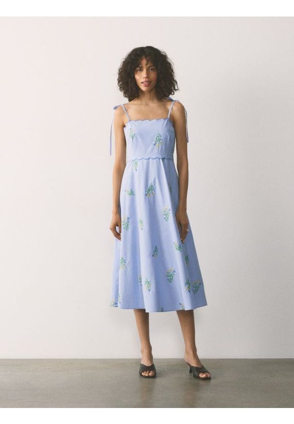 Reserved - Bawełniana sukienka z haftem - jasnoniebieski. Kolor: niebieski. Materiał: bawełna. Wzór: haft