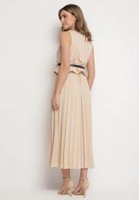 Born2be - Ciemnobeżowa Sukienka Bez Rękawów z Plisami i Paskiem z Klamrą Iffale. Okazja: na spacer, na co dzień. Kolor: beżowy. Długość rękawa: bez rękawów. Styl: casual, klasyczny #2