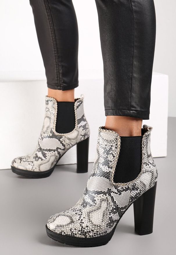 Born2be - Wężowe Botki na Słupku z Gumką i Ozdobnymi Nitami Right. Kolor: czarny. Materiał: jeans. Obcas: na słupku. Styl: wizytowy, klasyczny, rockowy, elegancki