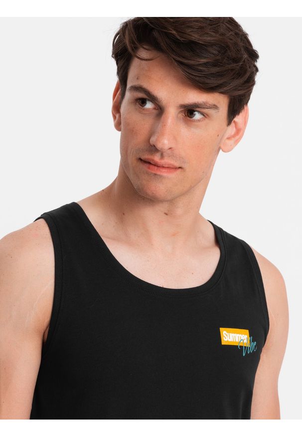 Ombre Clothing - Męski bawełniany tank top z nadrukiem Summer Vibe – czarny V1. Okazja: na plażę, na co dzień. Kolor: czarny. Materiał: bawełna. Długość rękawa: bez rękawów. Wzór: nadruk. Sezon: lato. Styl: wakacyjny, sportowy, casual, elegancki