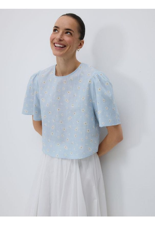 Reserved - Bawełniana bluzka w kwiaty - jasnoniebieski. Kolor: niebieski. Materiał: bawełna. Wzór: kwiaty