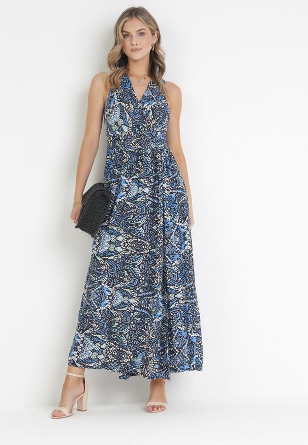 Born2be - Granatowo-Czarna Sukienka Maxi o Kopertowym Kroju z Wiązaniem z Wiskozy Wilna. Kolor: niebieski. Materiał: wiskoza. Typ sukienki: kopertowe. Długość: maxi