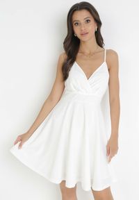 Born2be - Biała Rozkloszowana Sukienka na Ramiączkach Reneris. Kolor: biały. Długość rękawa: na ramiączkach #1