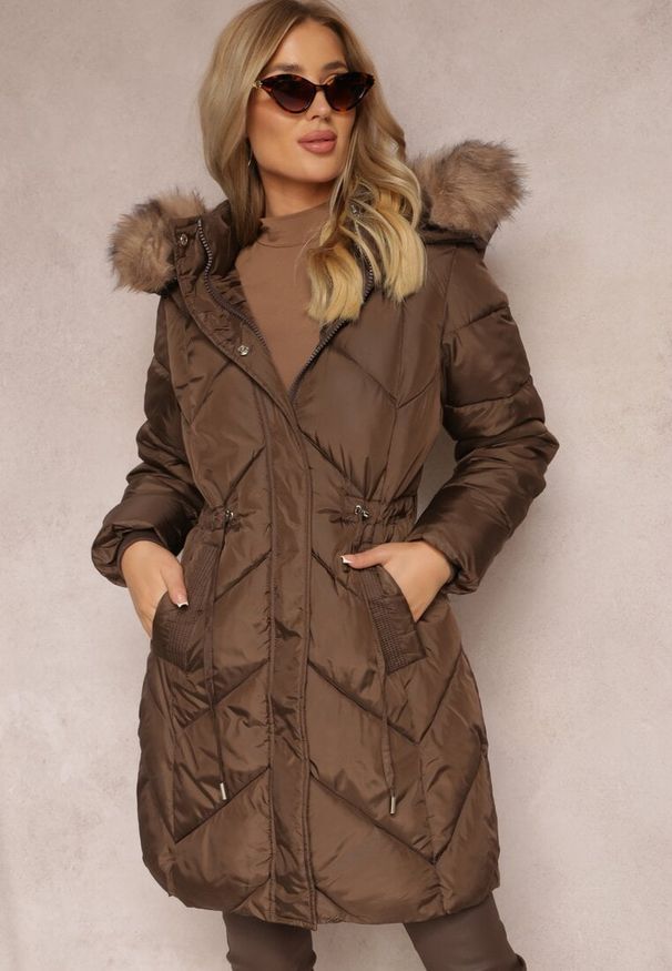 Renee - Brązowa Długa Pikowana Kurtka w Stylu Parki z Troczkiem w Pasie i Sztucznym Futerkiem Abelasa. Okazja: na co dzień. Kolor: brązowy. Materiał: futro. Długość: długie. Sezon: zima. Styl: klasyczny, casual, street