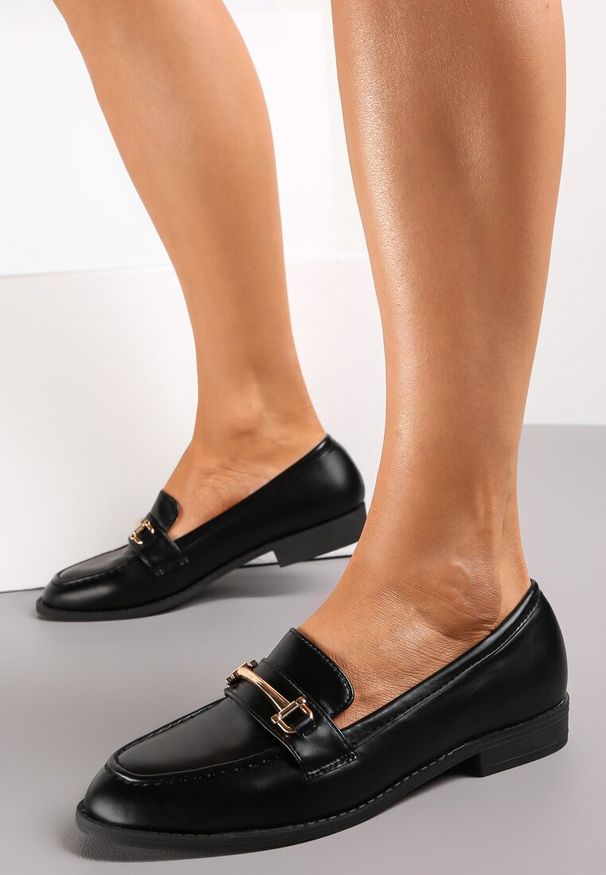 Renee - Czarne Mokasyny na Płaskiej Podeszwie z Ozdobnym Paskiem Catharine. Zapięcie: pasek. Kolor: czarny. Obcas: na płaskiej podeszwie