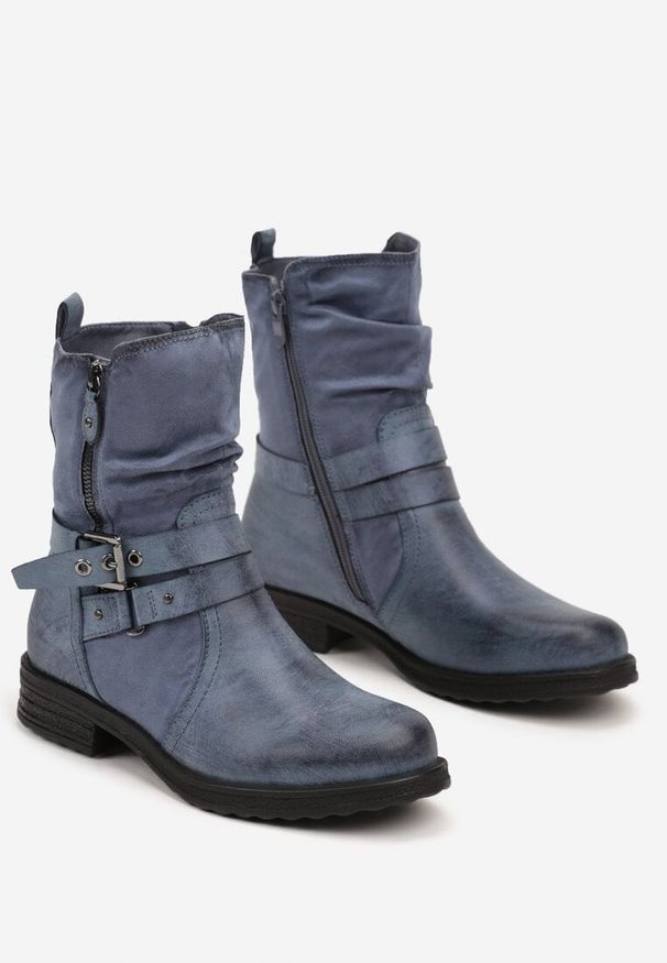 Renee - Niebieskie Botki Bikery na Płaskiej Podeszwie Ozdobione Paskiem ze Sprzączką Nelizia. Zapięcie: pasek. Kolor: niebieski. Materiał: jeans, skóra. Wzór: aplikacja. Obcas: na płaskiej podeszwie. Styl: rockowy