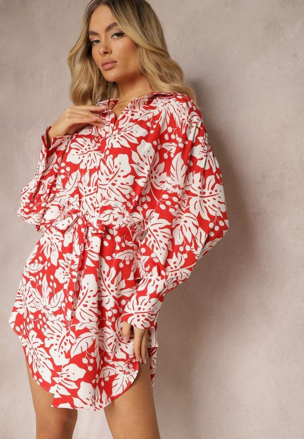 Renee - Czerwono-Biała Mini Sukienka o Rozkloszowanym Koszulowym Fasonie w Kwiatowy Print Enda. Kolor: czerwony. Materiał: materiał. Wzór: kwiaty, nadruk. Typ sukienki: koszulowe. Długość: mini