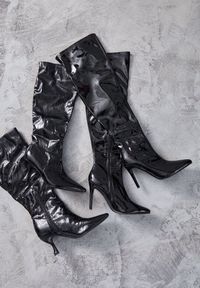 Renee - Czarne Lakierowane Kozaki Vices na Szpilce z Marszczoną Cholewką Calavelie. Kolor: czarny. Materiał: lakier. Szerokość cholewki: normalna. Obcas: na szpilce #3