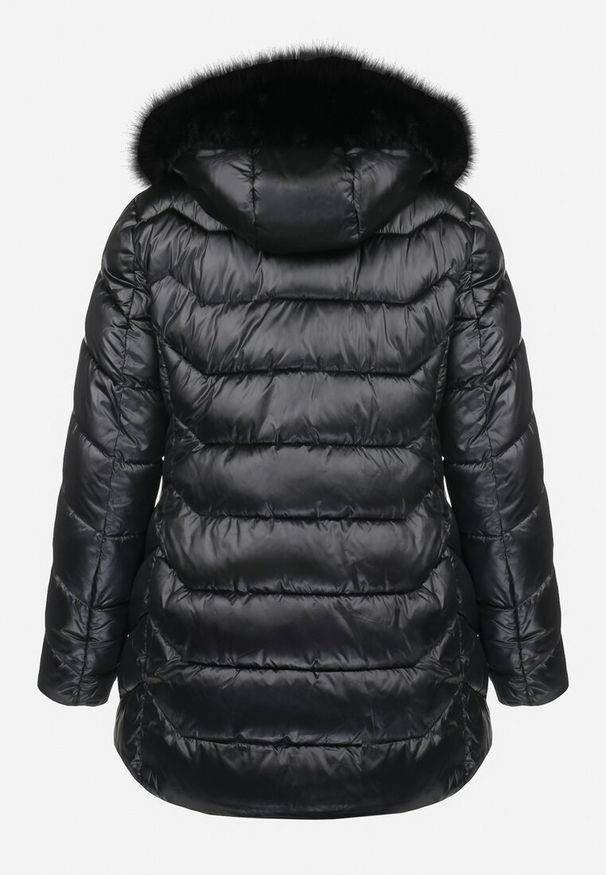 Born2be - Czarna Kurtka Pikowana z Kapturem i Futerkiem Razu. Okazja: na co dzień, na spacer. Typ kołnierza: kaptur. Kolekcja: plus size. Kolor: czarny. Materiał: futro. Sezon: zima, jesień. Styl: elegancki, casual