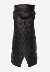 Born2be - Czarna Przejściowa Kamizelka Pikowana o Długim Kroju z Kapturem i Naszywką Harmaste. Okazja: na co dzień. Typ kołnierza: kaptur. Kolor: czarny. Materiał: jeans. Długość: długie. Wzór: aplikacja. Styl: casual #5