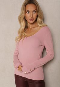 Renee - Ciemnoróżowy Sweter z Wiskozą Ozdobiony Guzikami z Trójkątnym Dekoltem Attecca. Kolor: różowy. Materiał: wiskoza. Wzór: aplikacja. Sezon: zima #5
