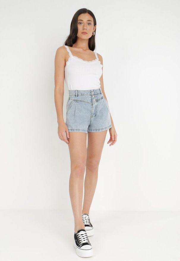 Born2be - Biały Top Bawełniany Hellamene. Okazja: na co dzień. Kolor: biały. Materiał: bawełna. Długość rękawa: na ramiączkach. Wzór: gładki, koronka. Sezon: lato. Styl: casual, klasyczny